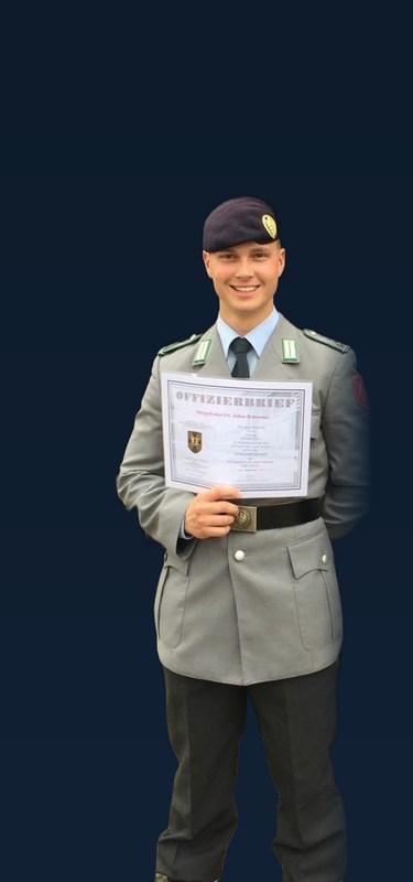 Julian Baltromei mit Offizierbrief, Dresden 2016